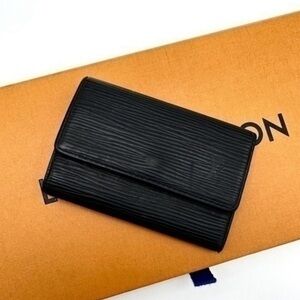 AUTHENTIC Louis Vuitton key holder. Previously owned. Color: Black